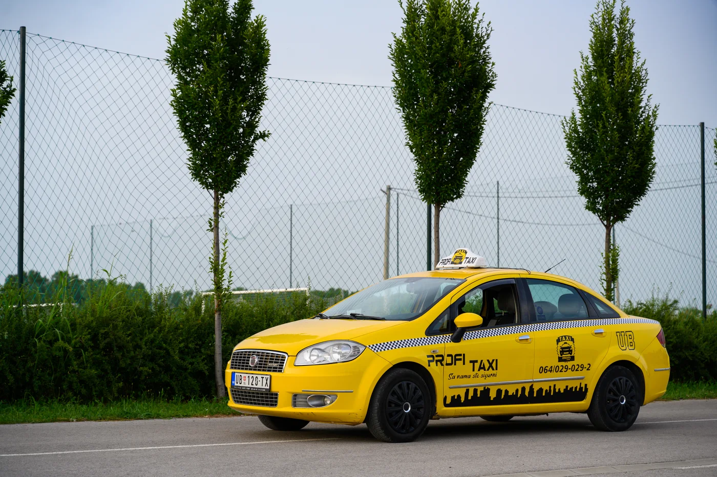 Žuti Fiat Linea sa taksi oznakom i natpisom Profi Taxi