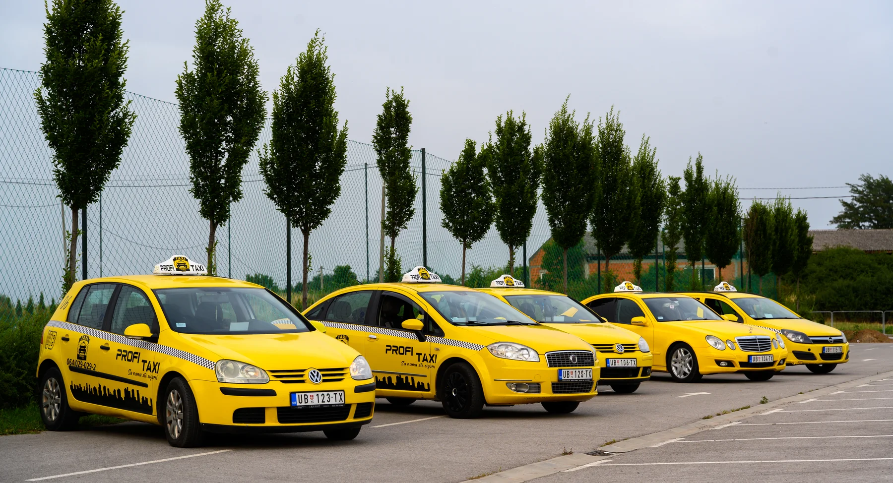 Vozni park Profi Taxi Ub sa žutim taksi vozilima parkiranim u nizu
