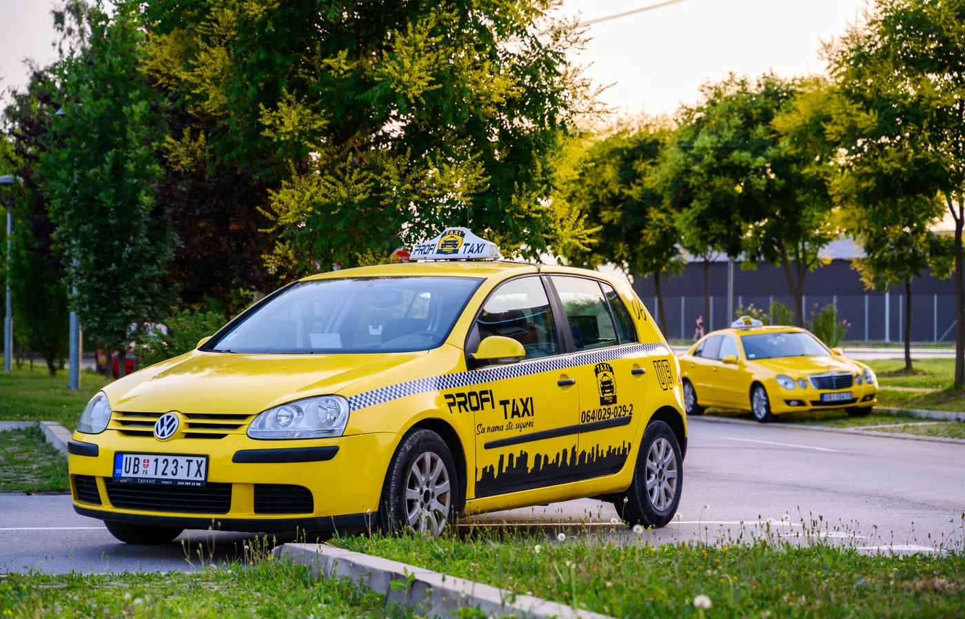 Žuti Volkswagen Golf sa oznakama Profi Taxi Ub