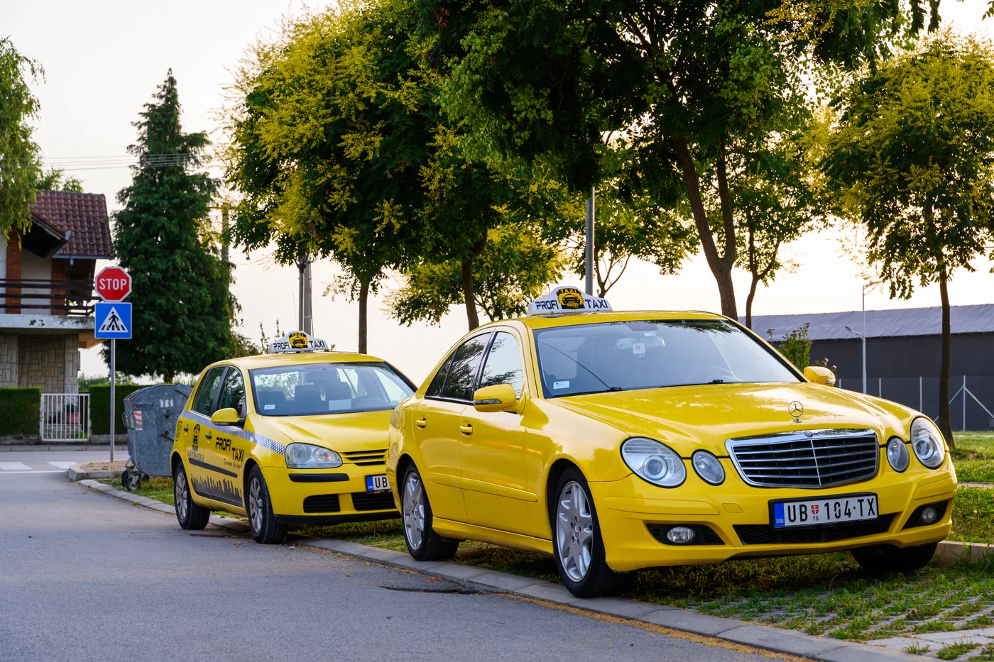 Žuti Mercedes-Benz Profi Taxi Ub sa vozilima u pozadini
