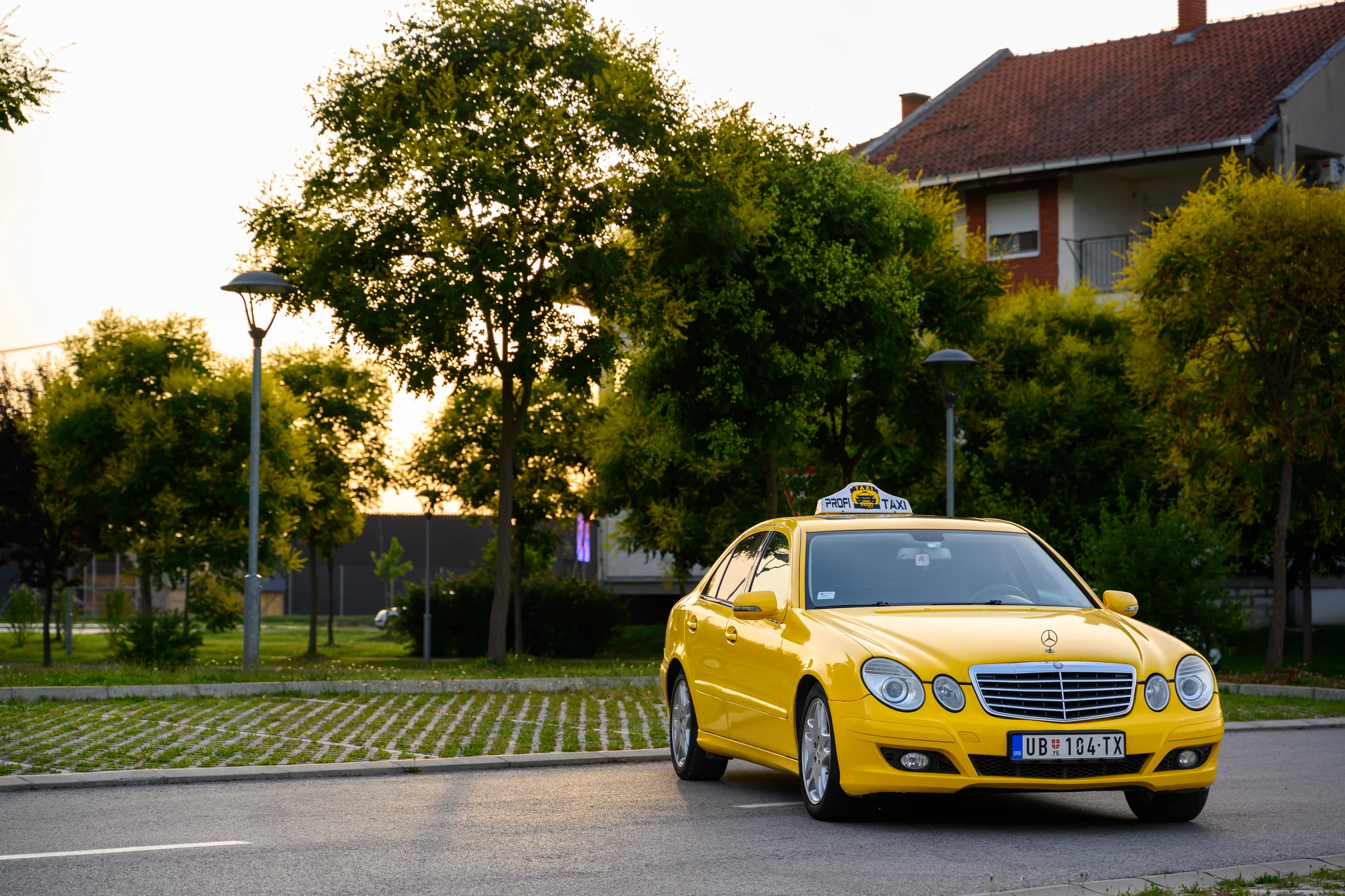 Žuti Mercedes Profi Taxi Ub sa taksi oznakom
